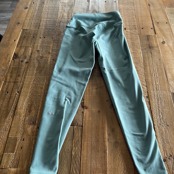 Alo yoga 7/8 airbrush legging in seagrass - Picture 2 of 3
